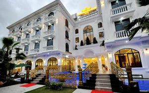 crown nguyen hoang hotel 4*