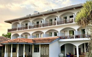 sri gemunu beach resort 2*