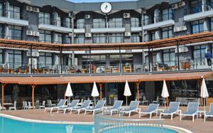 clover magic park side hotel 3*