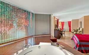 Қыздардың трусиларын шешіп жатқан бейнелерін қараңыз. Түкті мүше және киска